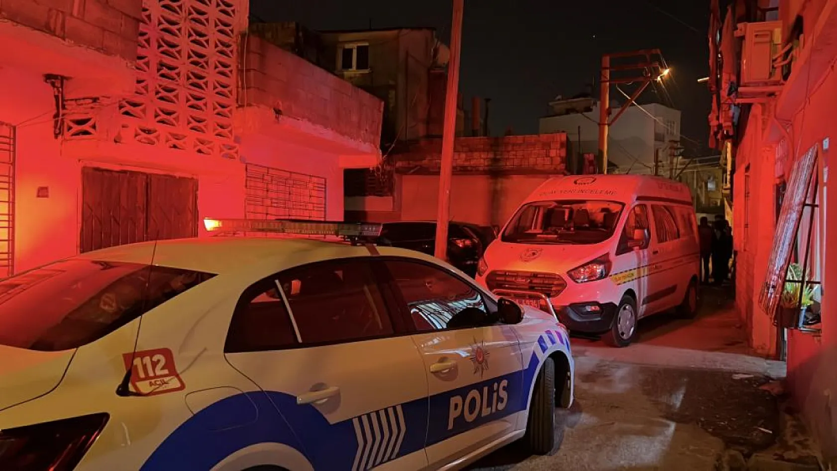 Silahlı kavgada evinin önünde duran genç kadın başından vurularak hayatını kaybetti