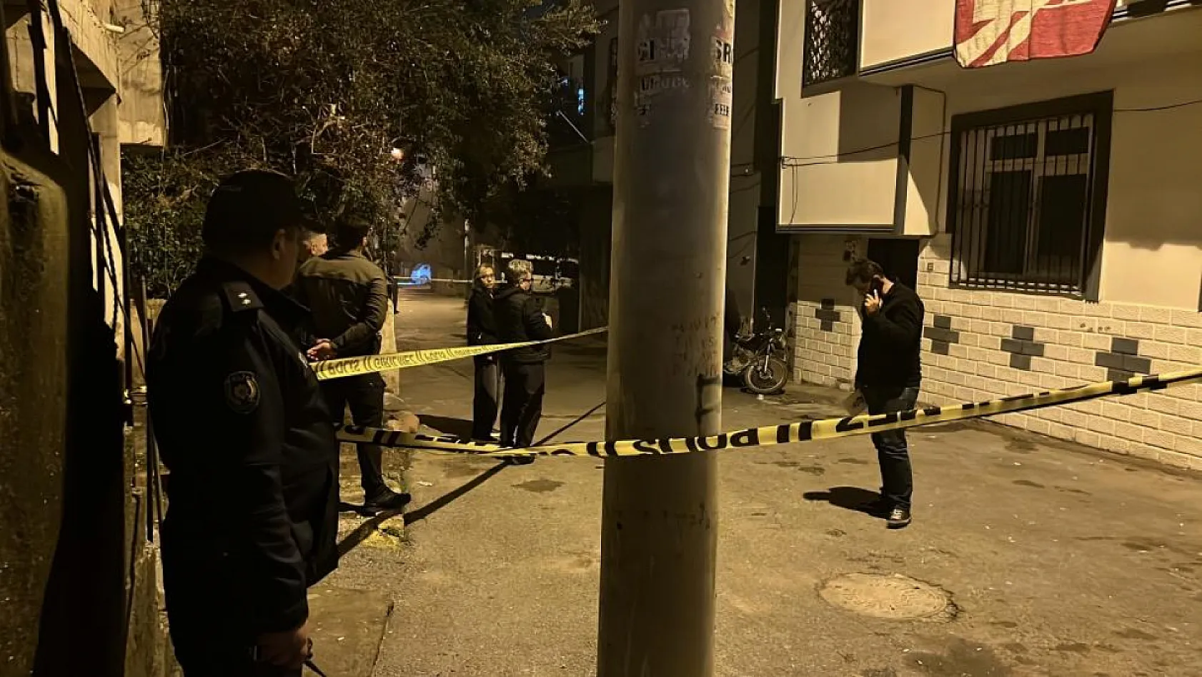 Silahlı kavgada evinin önünde duran genç kadın başından vurularak hayatını kaybetti