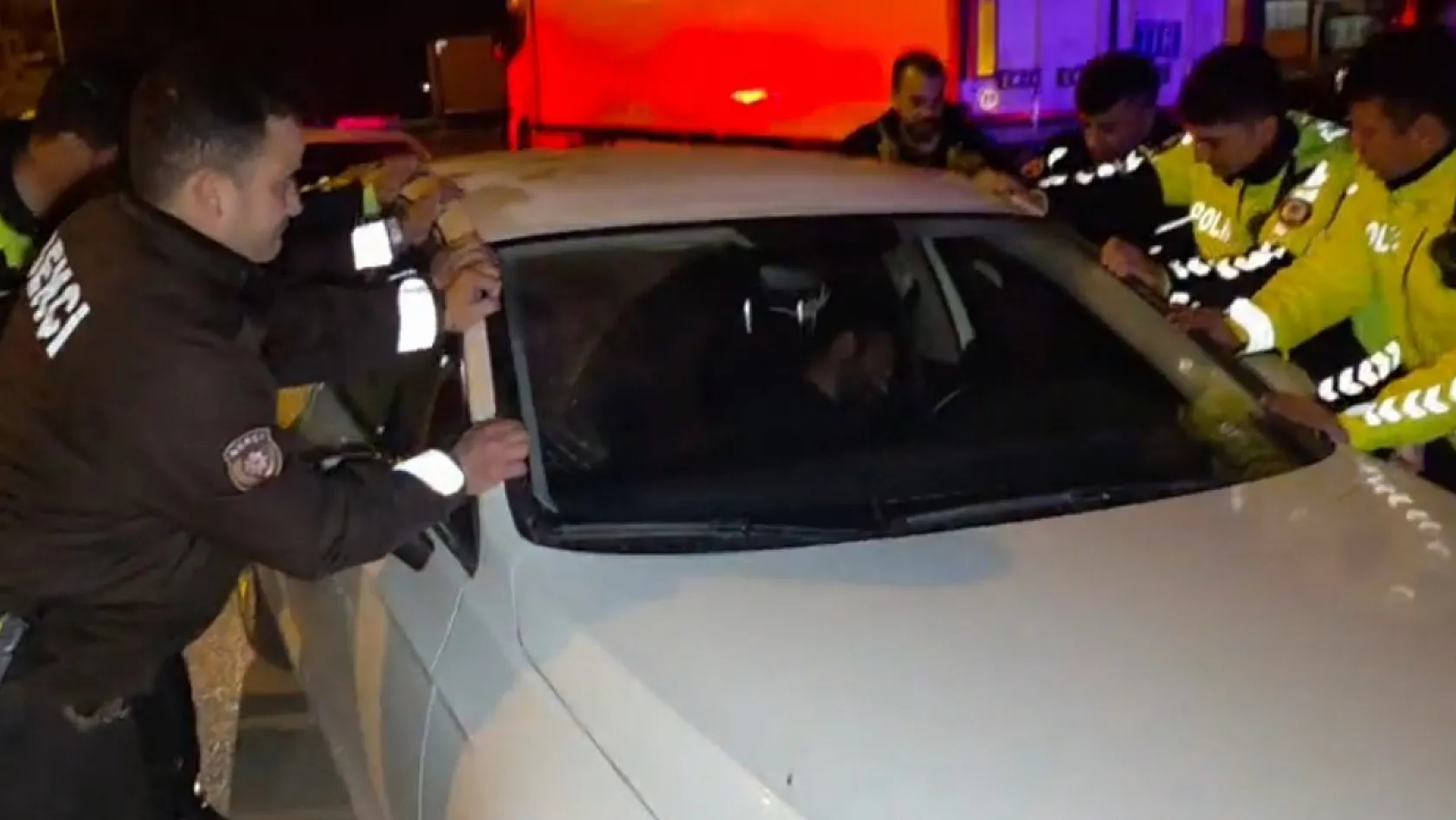Sızan sürücüyü uyandırmak için aracı beşik gibi salladılar