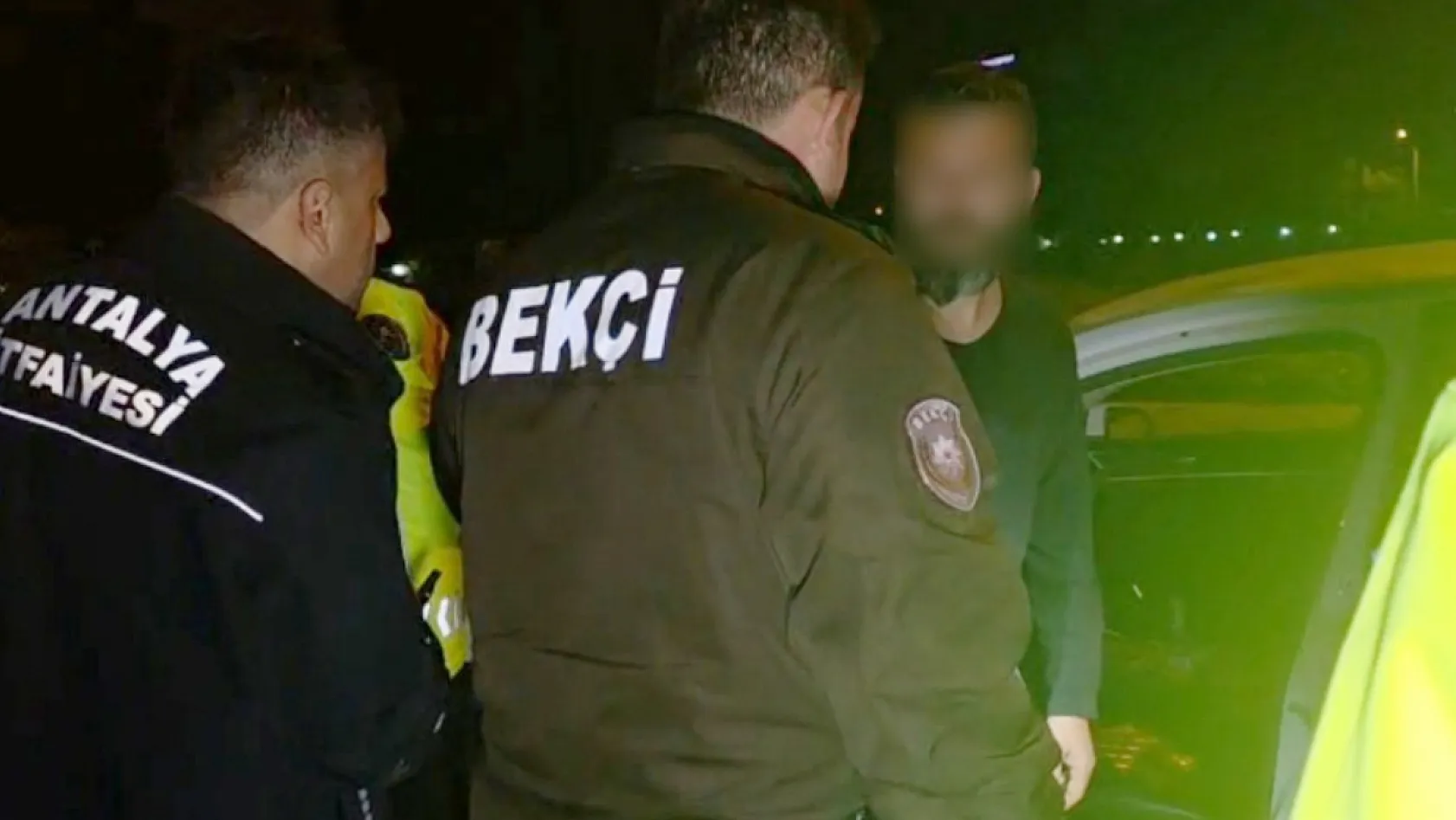 Sızan sürücüyü uyandırmak için aracı beşik gibi salladılar