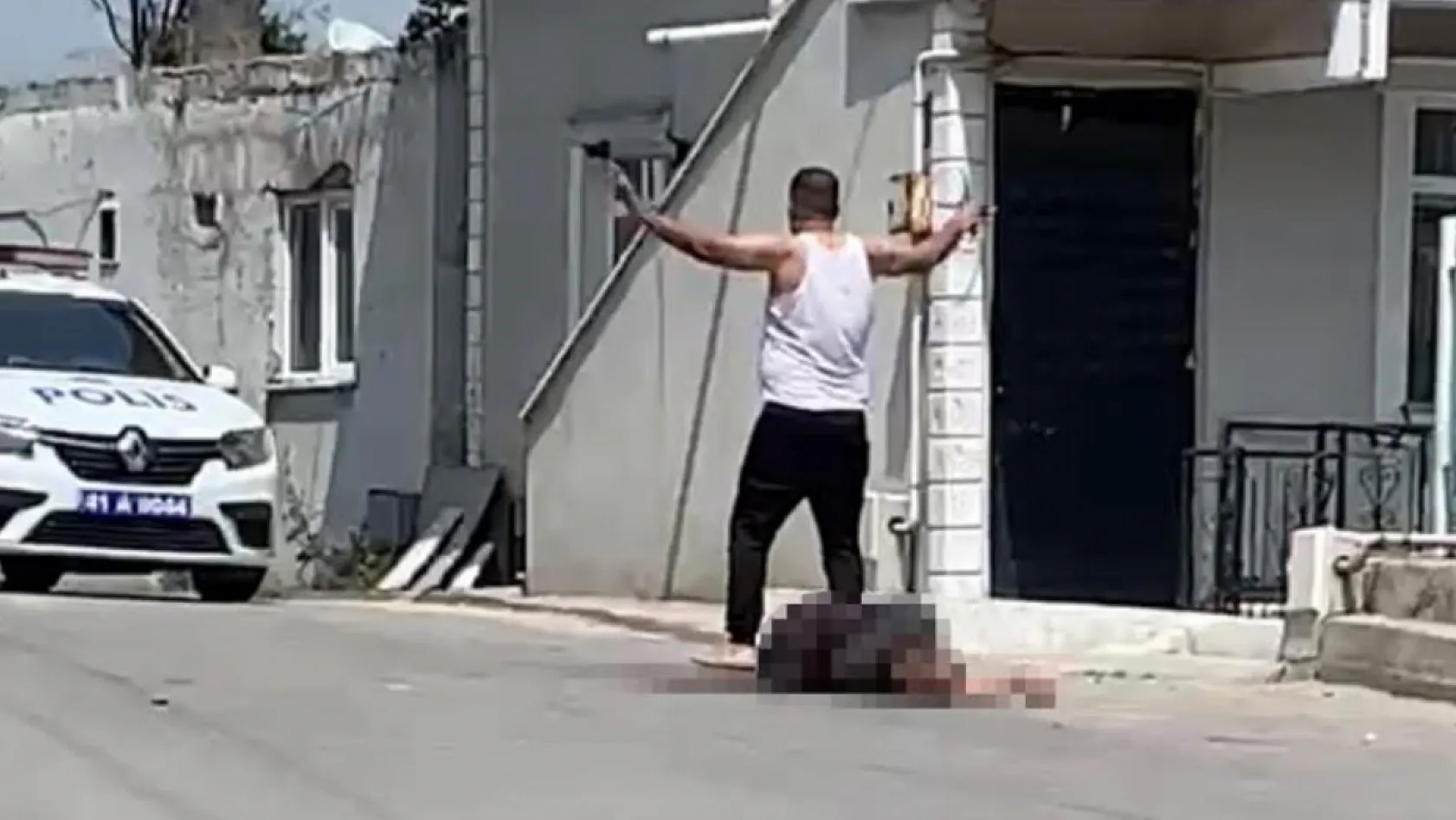Sokak ortasında kocası tarafından bıçaklanan kadın hayatını kaybetti