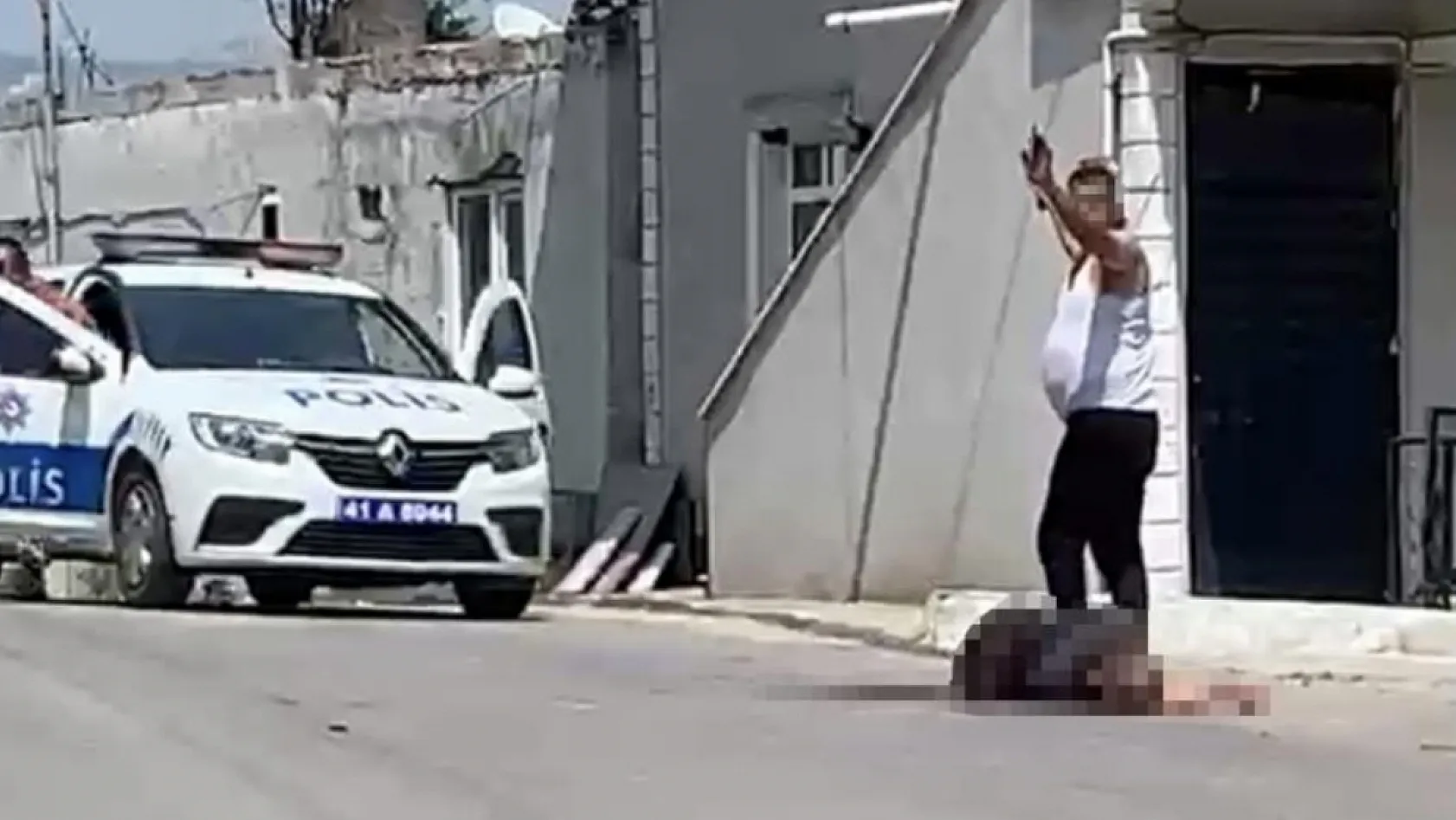 Sokak ortasında kocası tarafından bıçaklanan kadın hayatını kaybetti