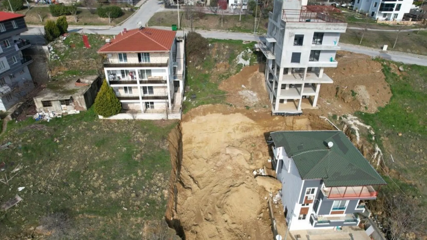 Denizli'de komşu binaları çökme noktasına getiren kazı kaçak çıktı