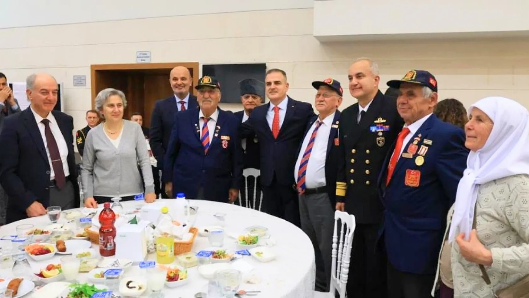 Muğla Valisi Akbıyık, Ramazan'ın ilk iftarında şehit yakınları ve gazilerle buluştu