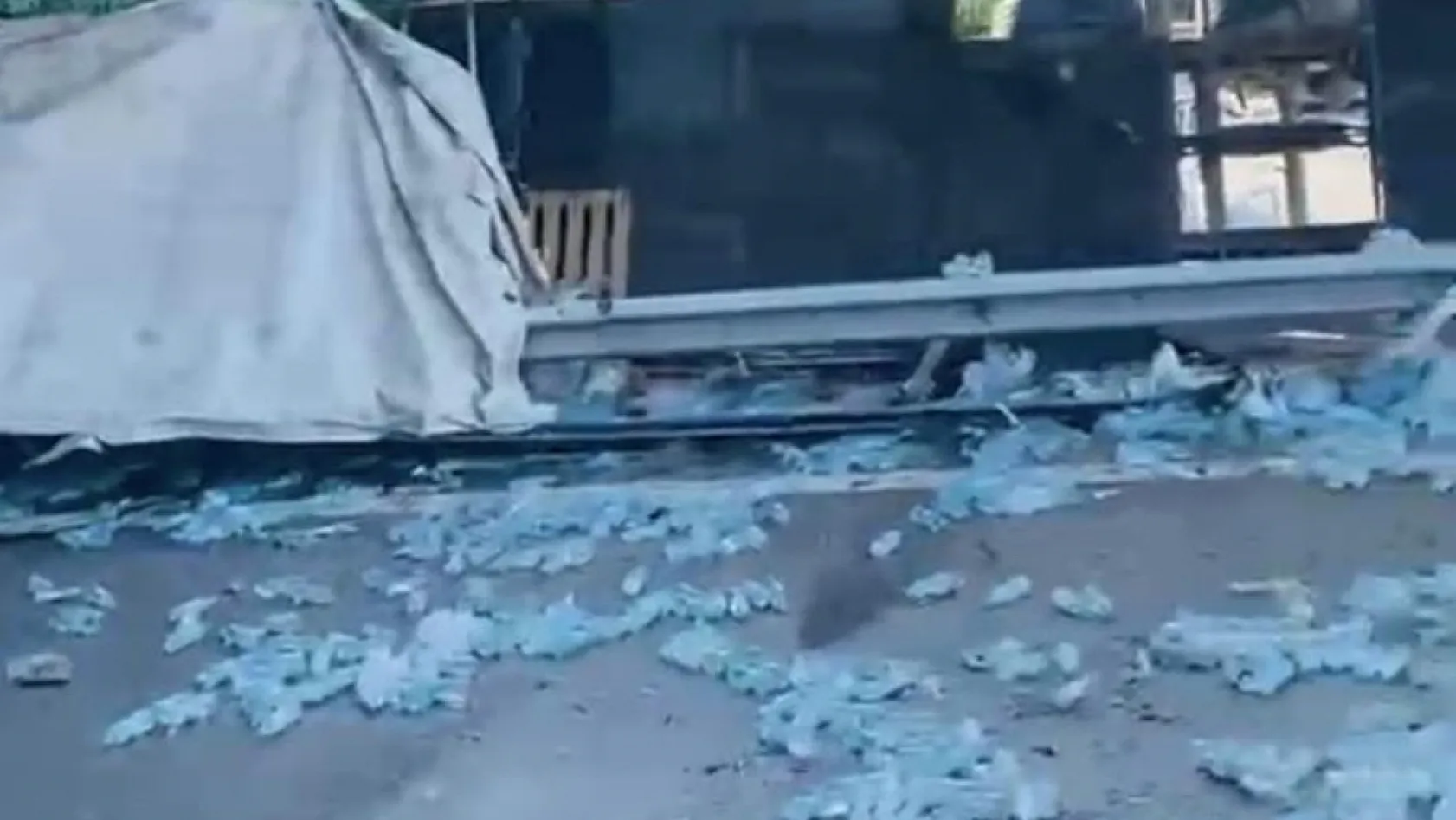 Su yüklü tır hızlı tren köprüsü ayağına çarptı: Sürücü hayatını kaybetti