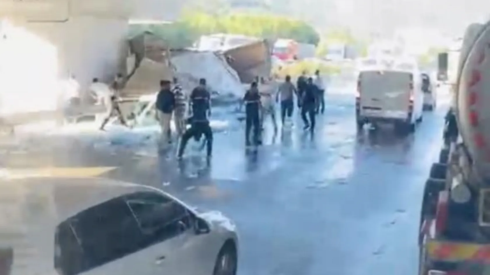 Su yüklü tır hızlı tren köprüsü ayağına çarptı: Sürücü hayatını kaybetti