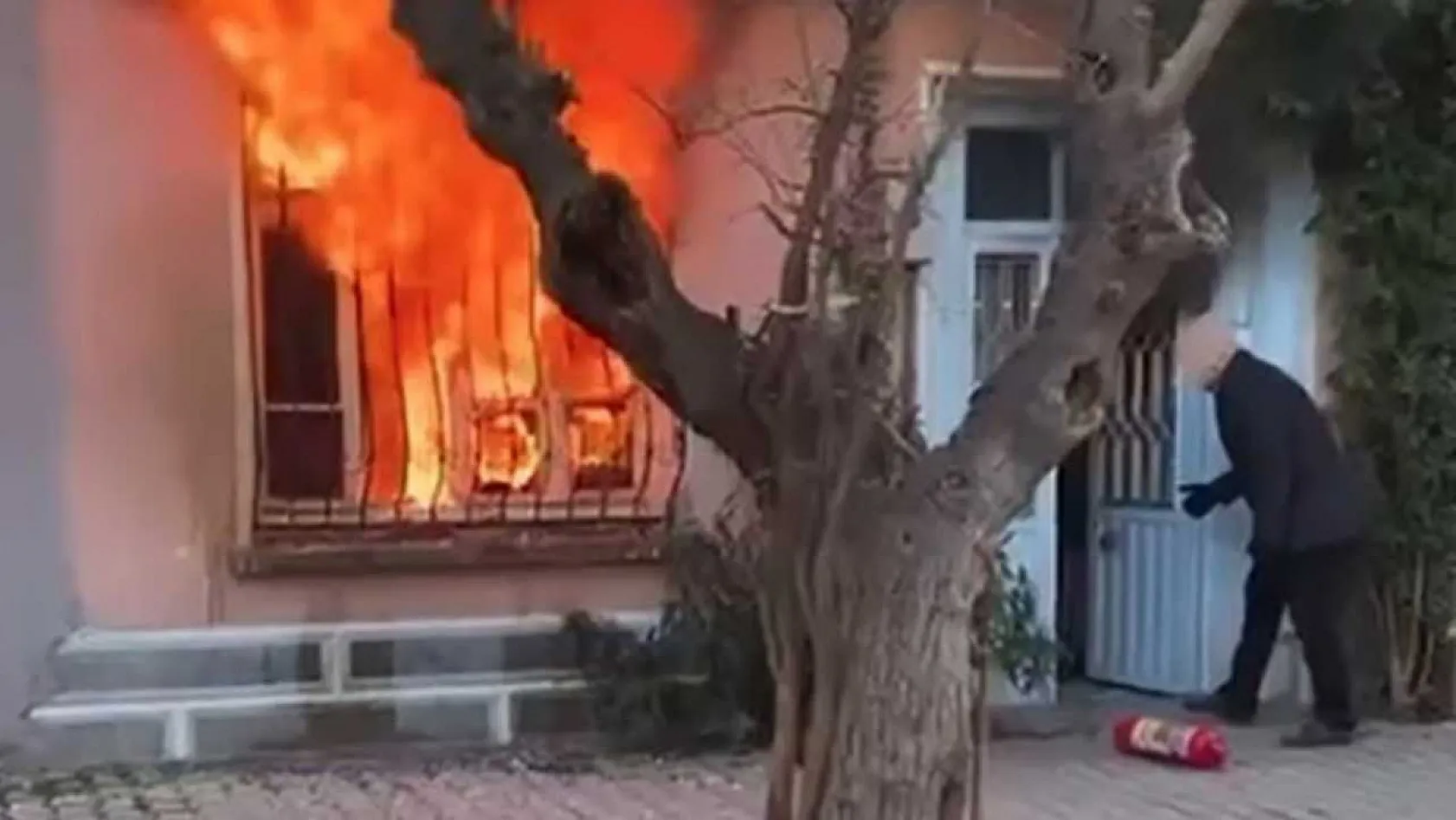 Kedisini kurtarmak için alevlerin içine daldı komşuları güçlükle dışarı çıkardı