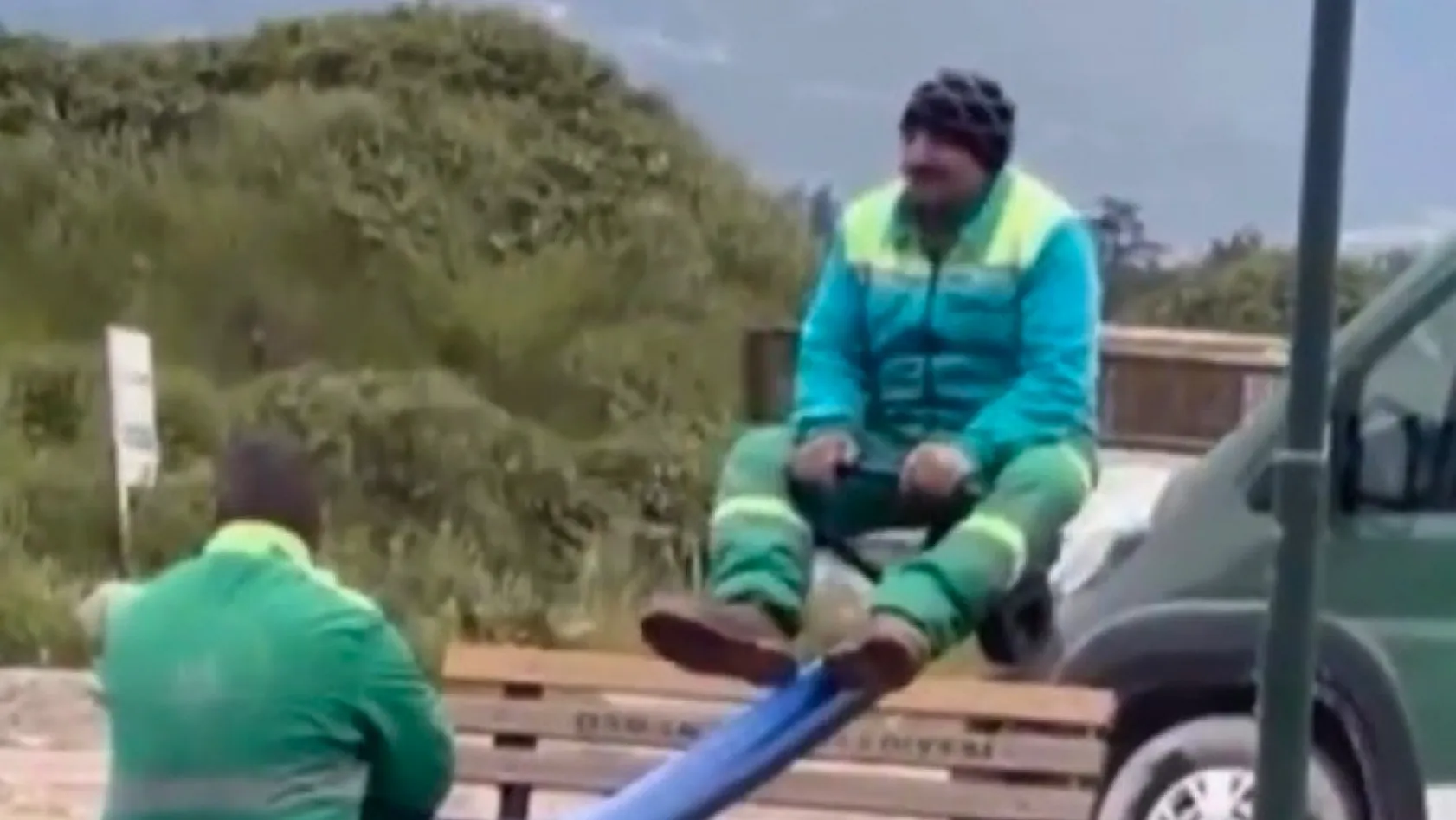 Tahterevalliye binen temizlik işçileri güldürdü