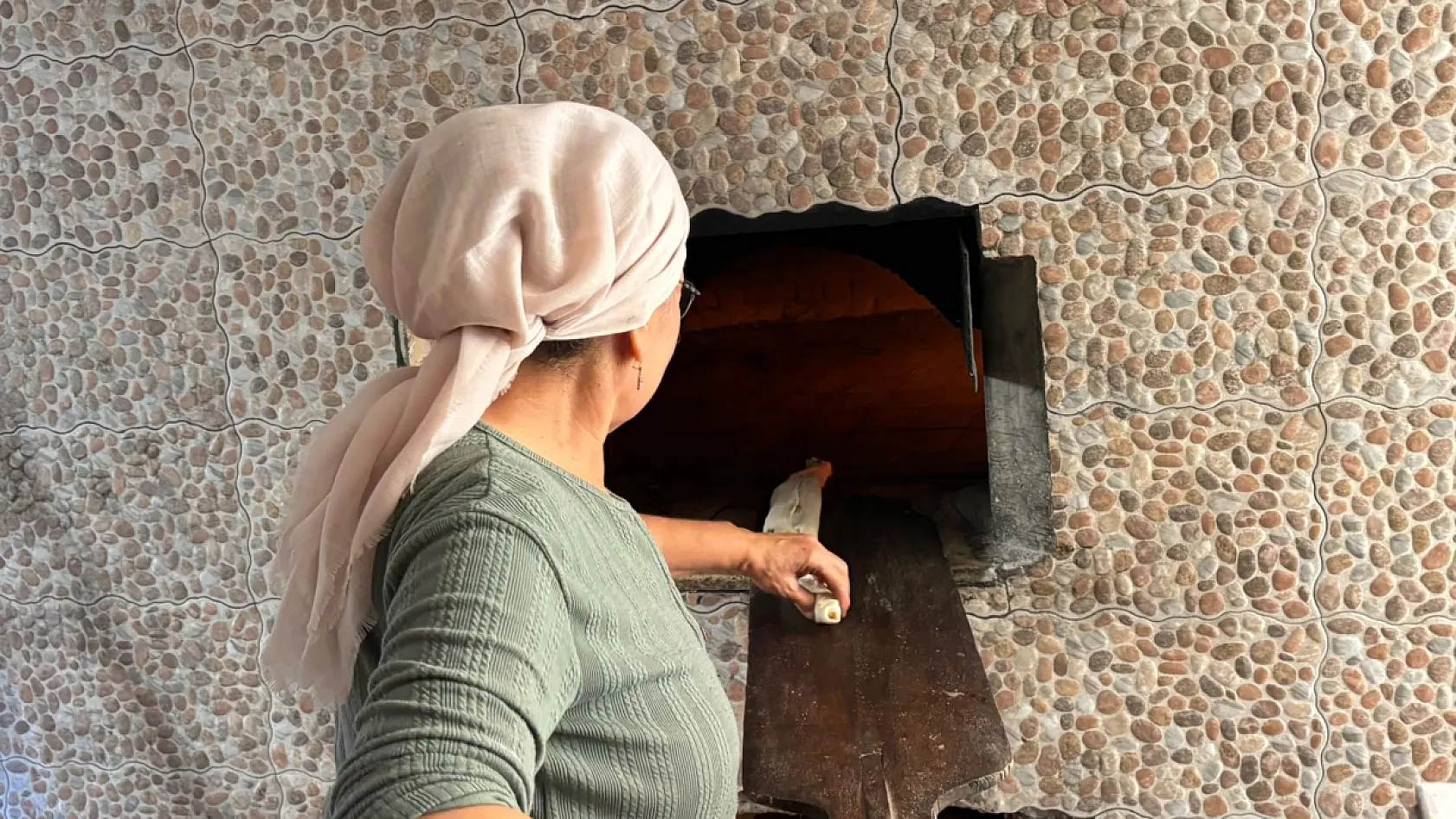 Taş fırının ateşine kadın eli değiyor: Fethiye'de 9 yıllık pide ustası Döne Çelik
