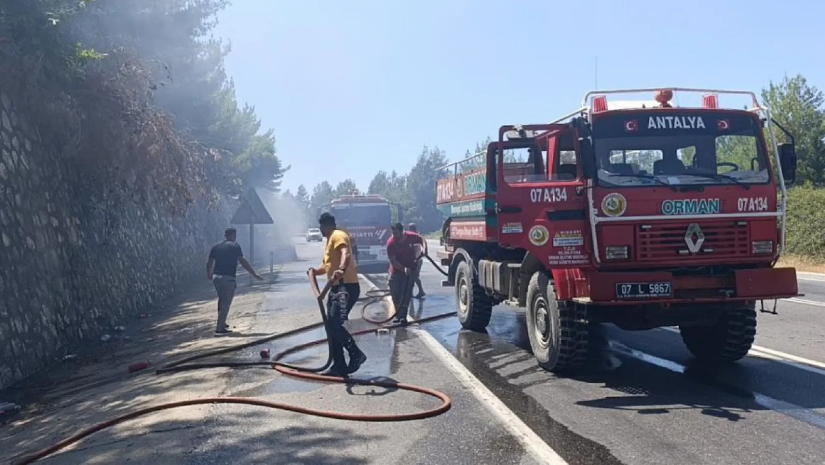 Tatil Dönüşü Korku Dolu Anlar: Araç Yandı, Ormanlık Alan Son Anda Kurtarıldı