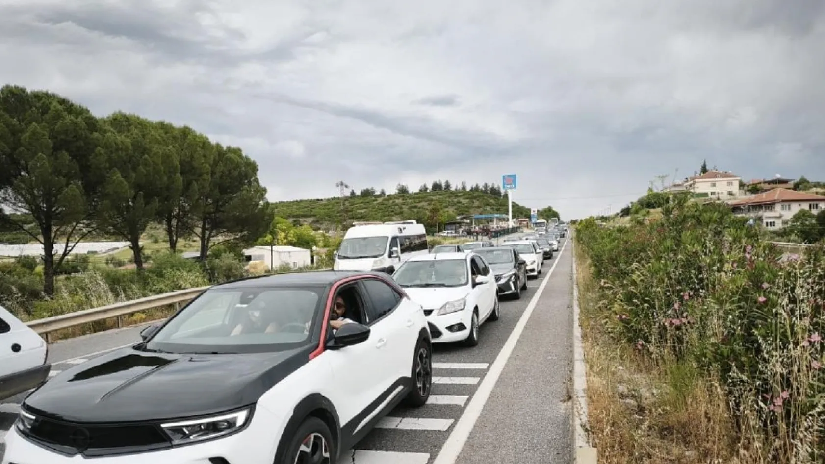 Tatilciler Muğla'ya akın etti: Araç kuyruğu 22 kilometreye ulaştı