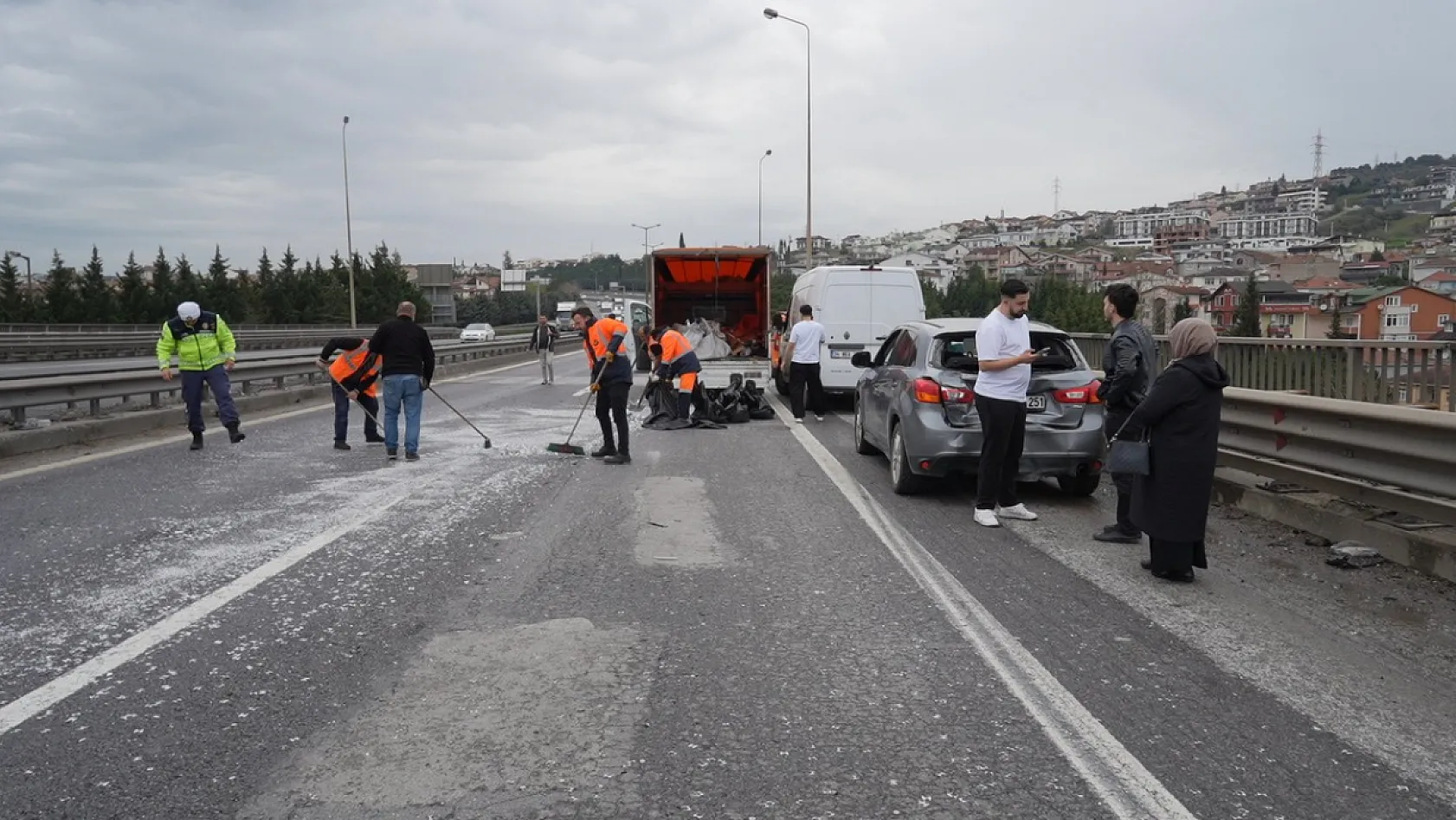 TEM Otoyolu'nda yola dökülen atıklar sonucu zincirleme kaza, 7 araç birbirine girdi