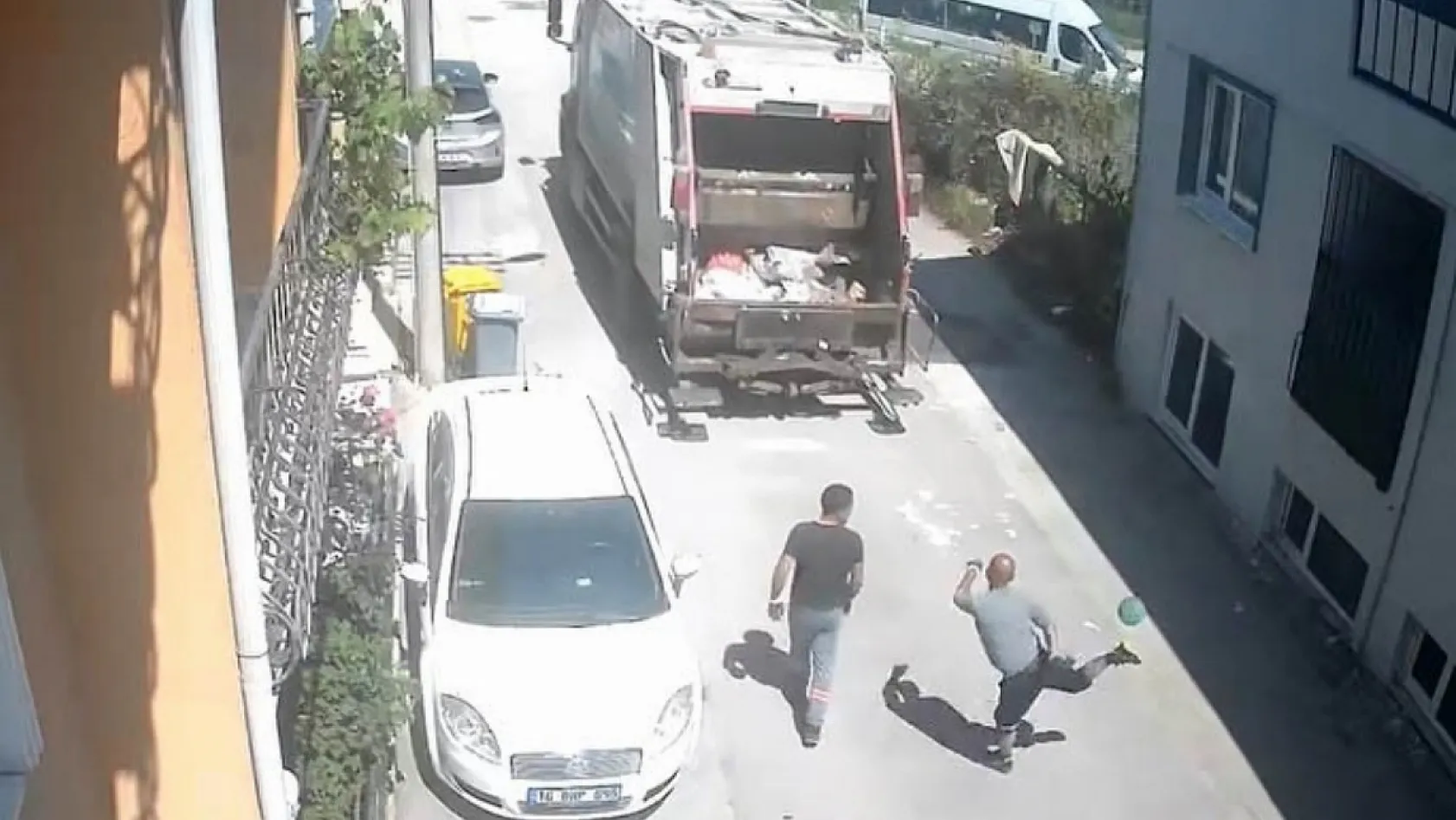Temizlik işçilerinin topla eğlendiği anlar kamerada
