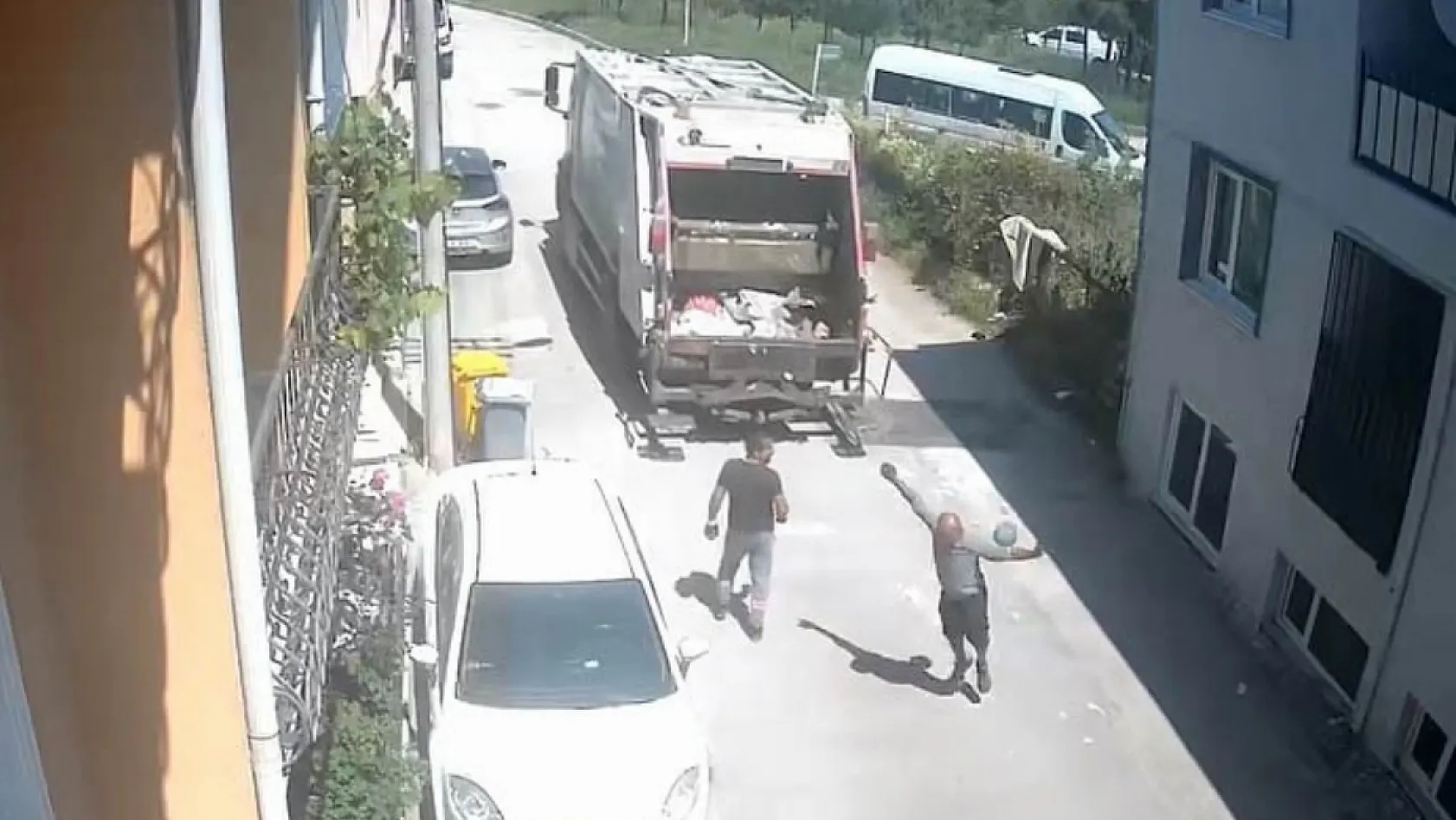 Temizlik işçilerinin topla eğlendiği anlar kamerada