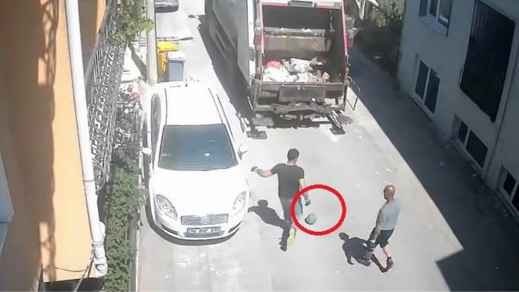 Temizlik işçilerinin topla eğlendiği anlar kamerada