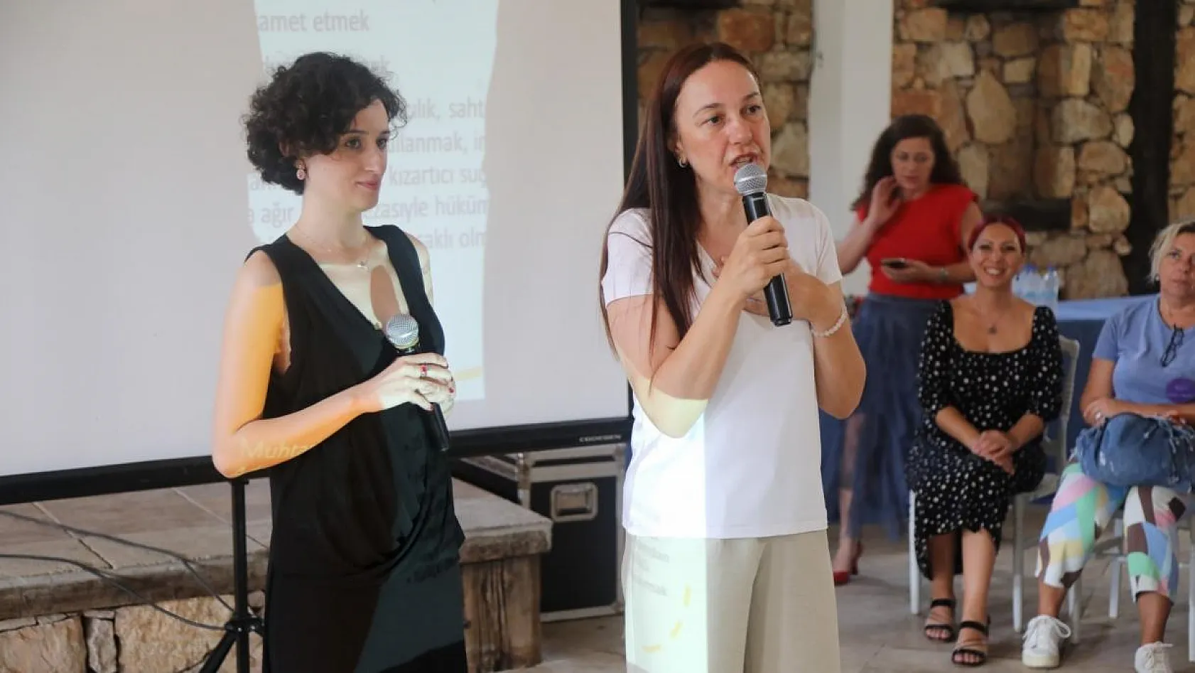 Kadınlar, Siyaset Atölyesinde Bir Araya Geldi