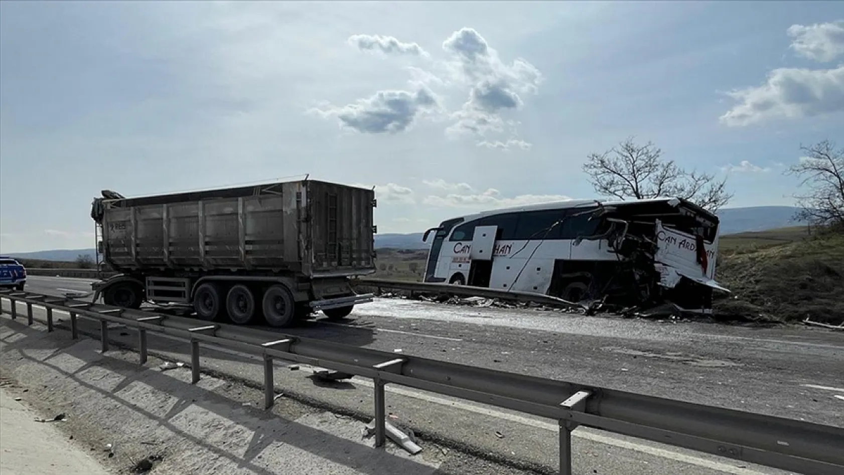 Feci Kaza! Tır Yolcu Otobüsüne Çarptı: Çok Sayıda Yaralı Var!