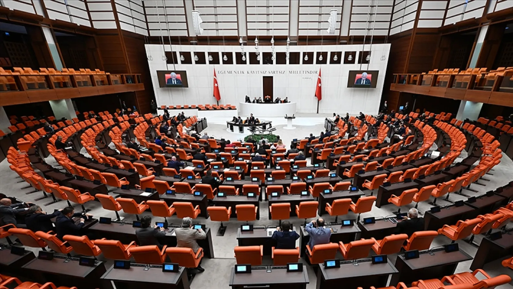 Doğum İzni 24 Haftaya Çıktı: 15 Yaş Altına Sosyal Medya Sınırı Geldi