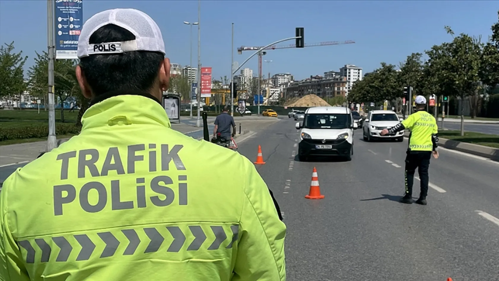 Araçta Telefon Tutucu Yasak mı? 21 Bin TL Ceza ve Trafikten Men Detayları