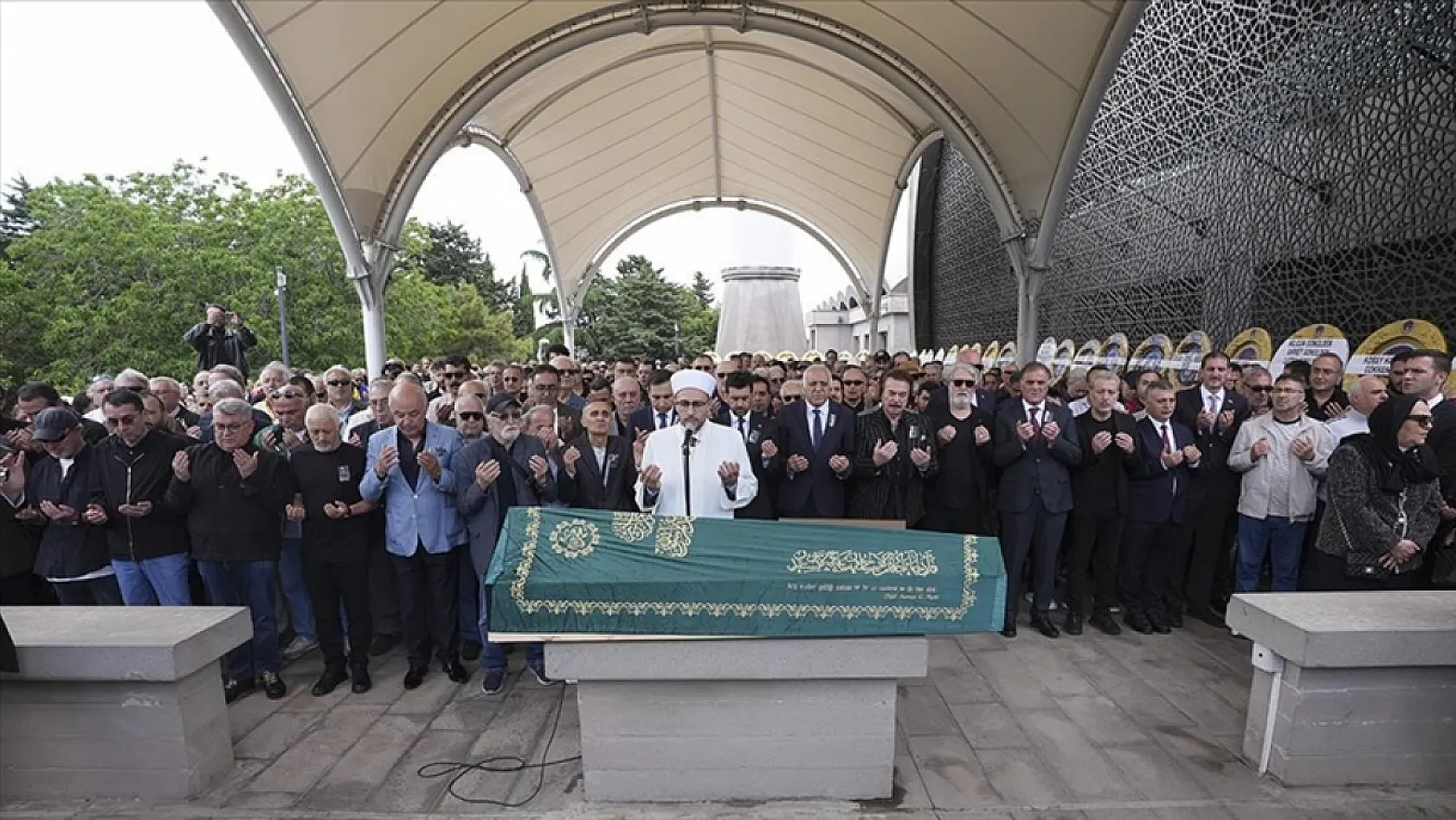 Usta sanatçı İlhan Şeşen son yolculuğuna uğurlandı