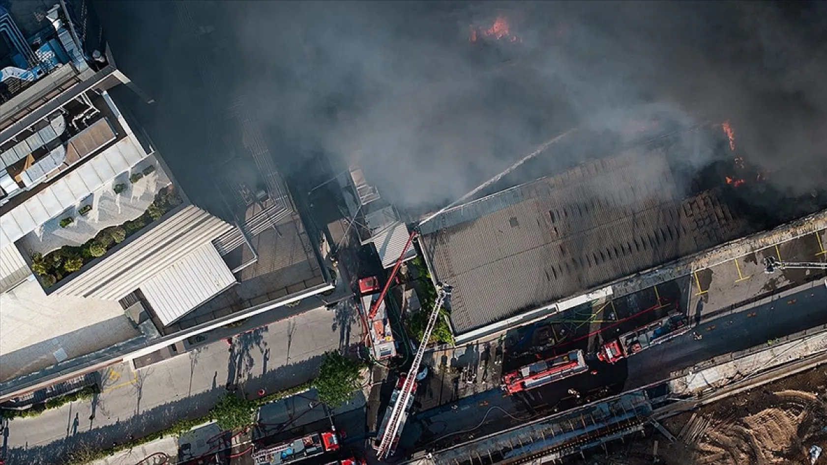 İzmir'de depoda çıkan yangına müdahale ediliyor