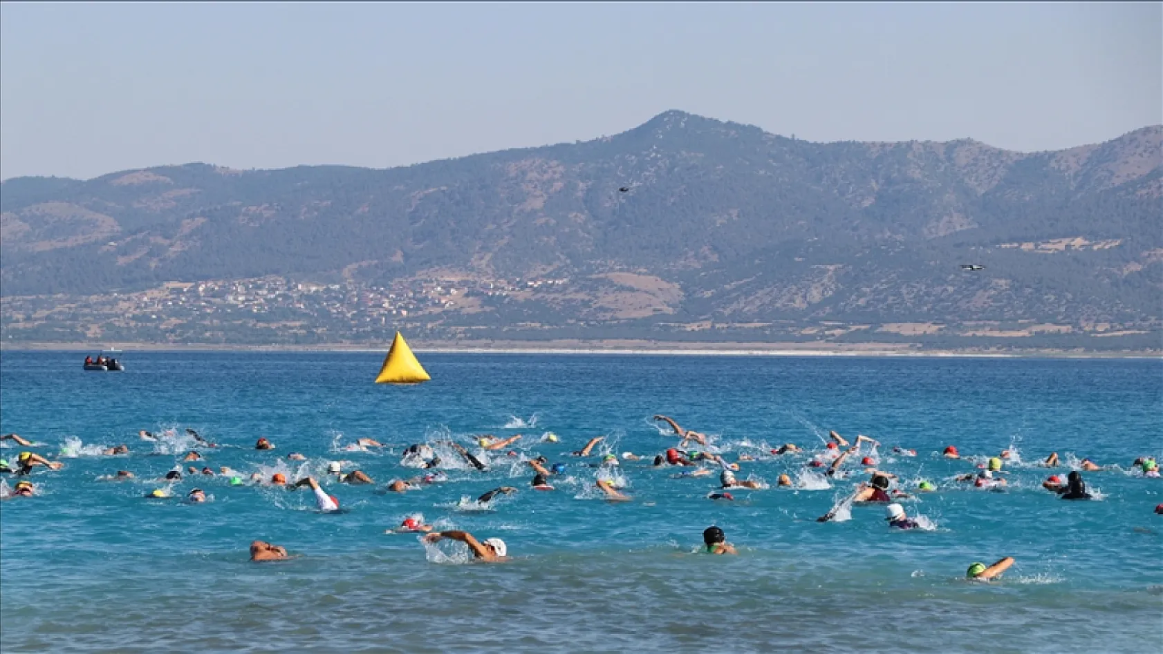 Salda Gölü'nde triatlon heyecanı yaşandı