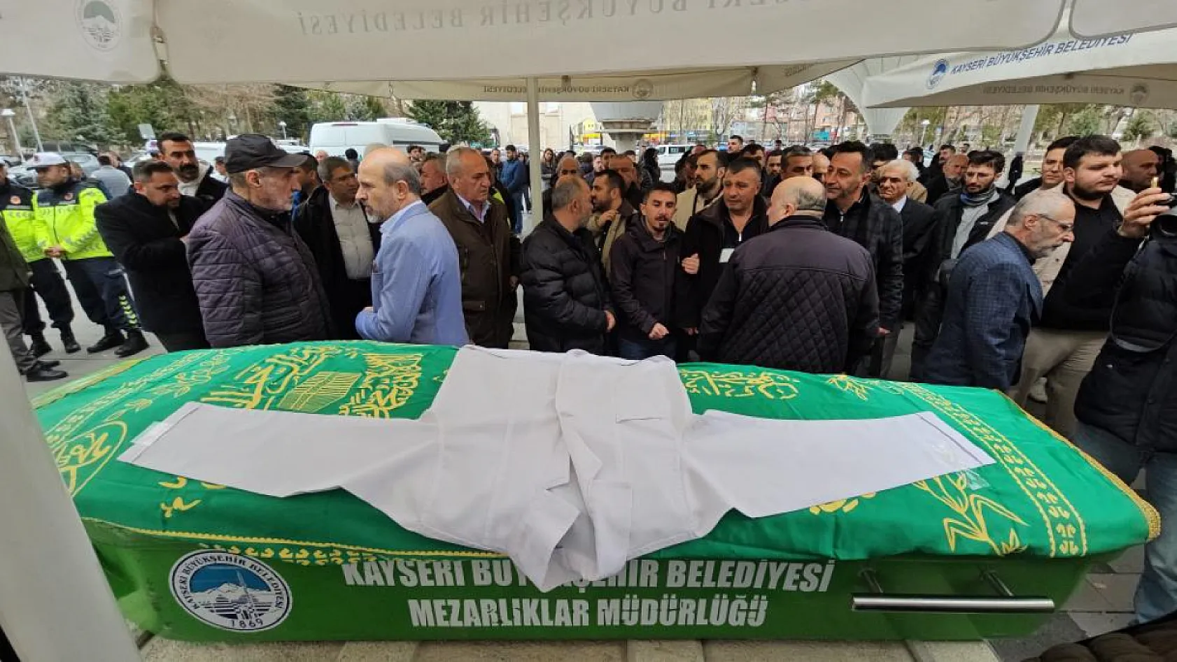 Tıp fakültesi öğrencisi Yaren, hekim önlüğü ile son yolculuğuna uğurlandı