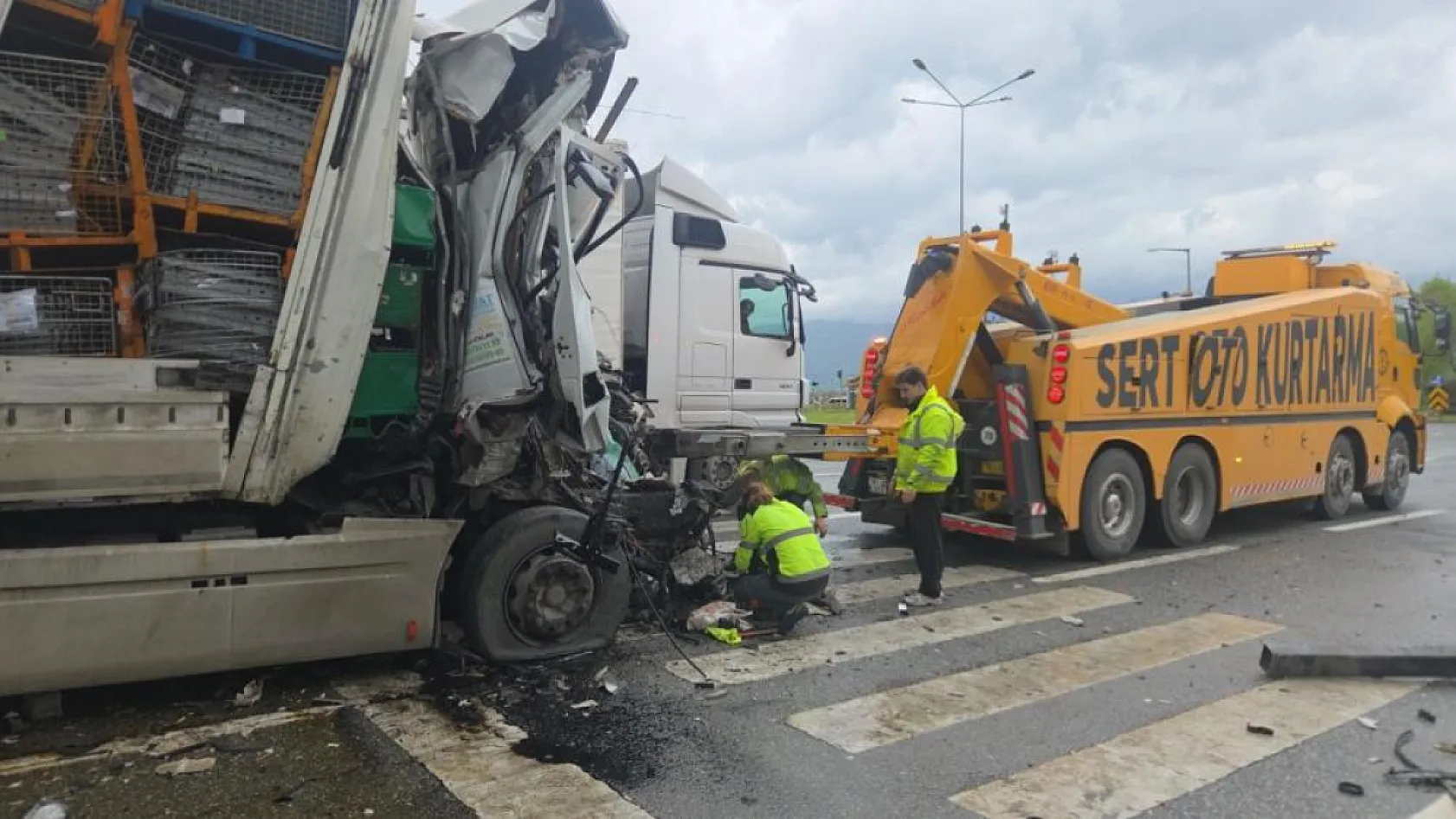 Tır ışıklarda duran tankere çarptı: 1 ölü