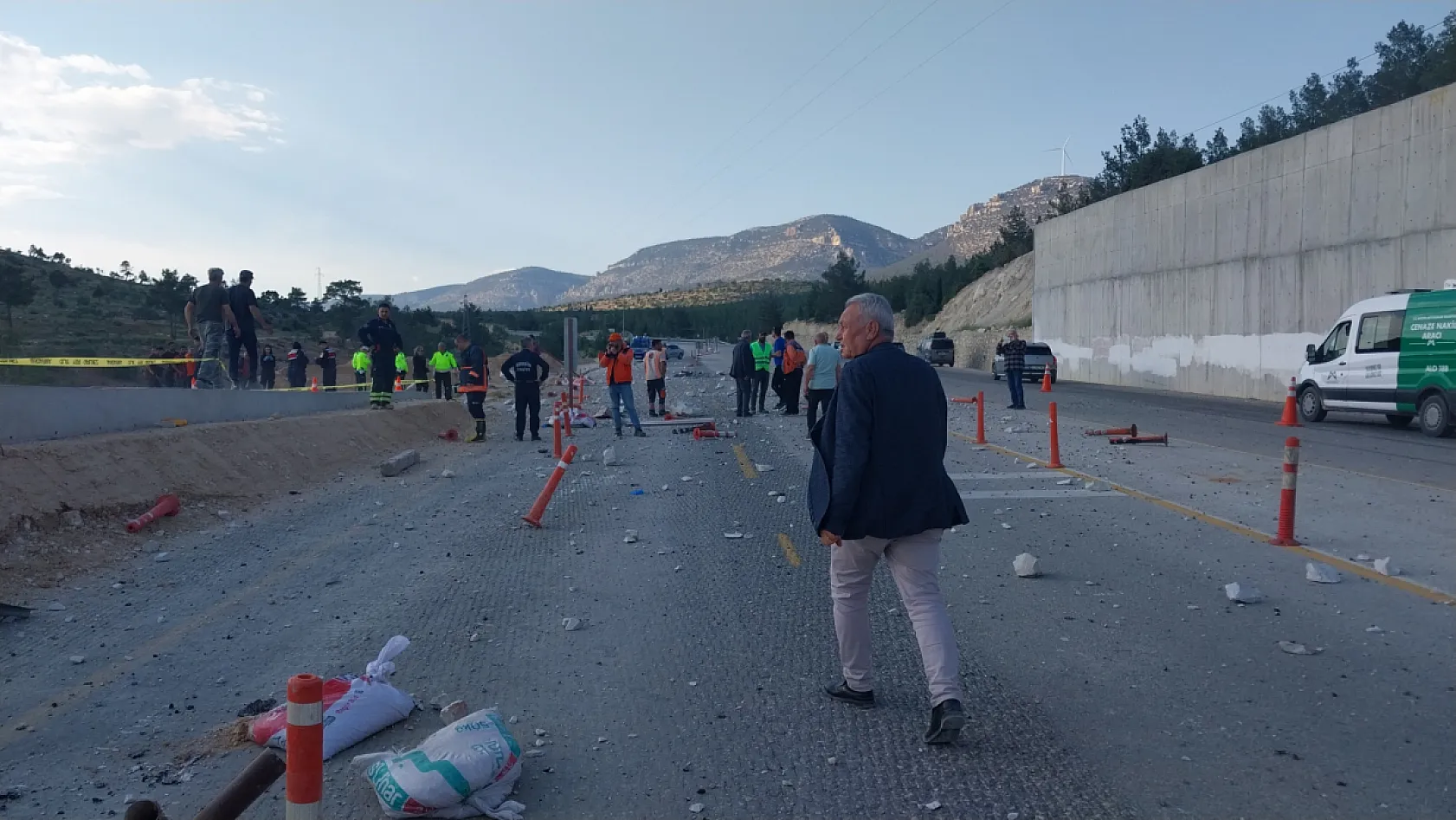 Tır rampaya çarptı, fırlayan mermerler minibüsü parçaladı: 1 ölü, 3 yaralı