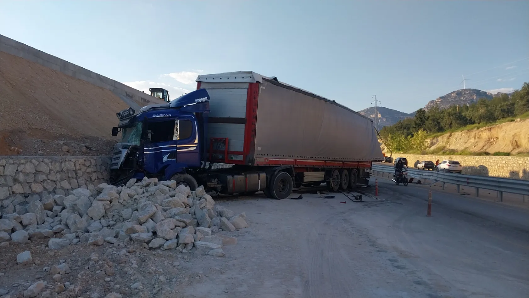 Tır rampaya çarptı, fırlayan mermerler minibüsü parçaladı: 1 ölü, 3 yaralı