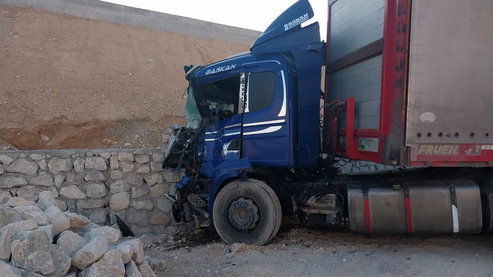 Tır rampaya çarptı, fırlayan mermerler minibüsü parçaladı: 1 ölü, 3 yaralı