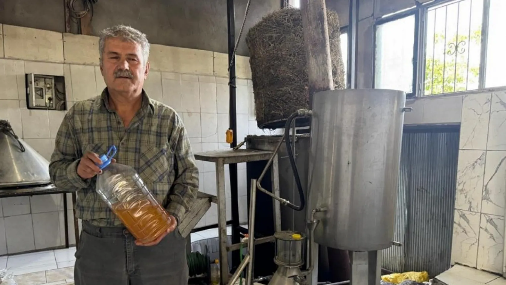 Toroslar'da yetişen 31 farklı bitkinin yağını çıkartıp ülkenin dört bir yanına gönderiyor