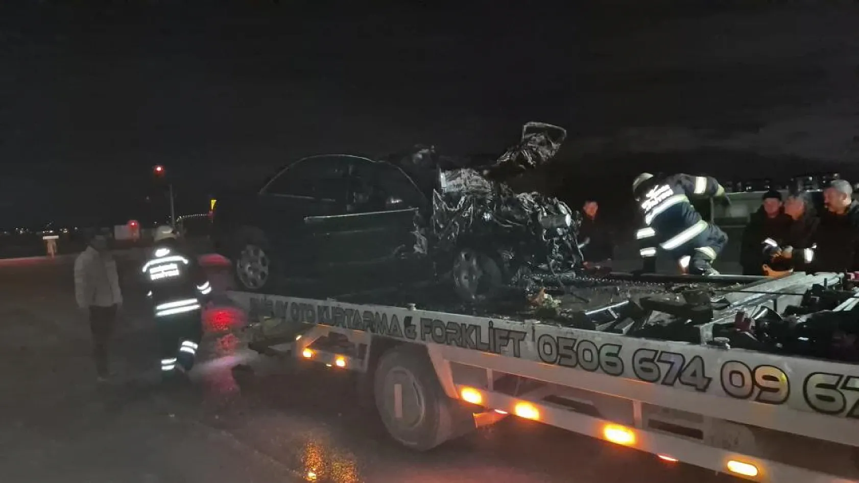 Trafik kazasında tırın altına aldığı otomobil, oto kurtarma aracının üzerinde alev aldı