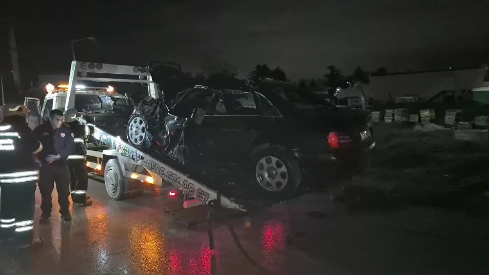 Trafik kazasında tırın altına aldığı otomobil, oto kurtarma aracının üzerinde alev aldı