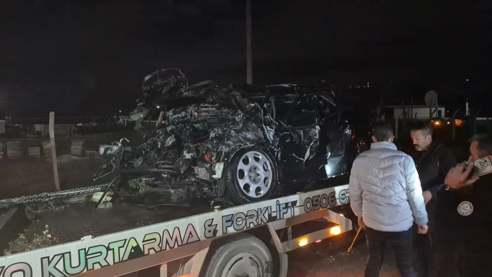 Trafik kazasında tırın altına aldığı otomobil, oto kurtarma aracının üzerinde alev aldı