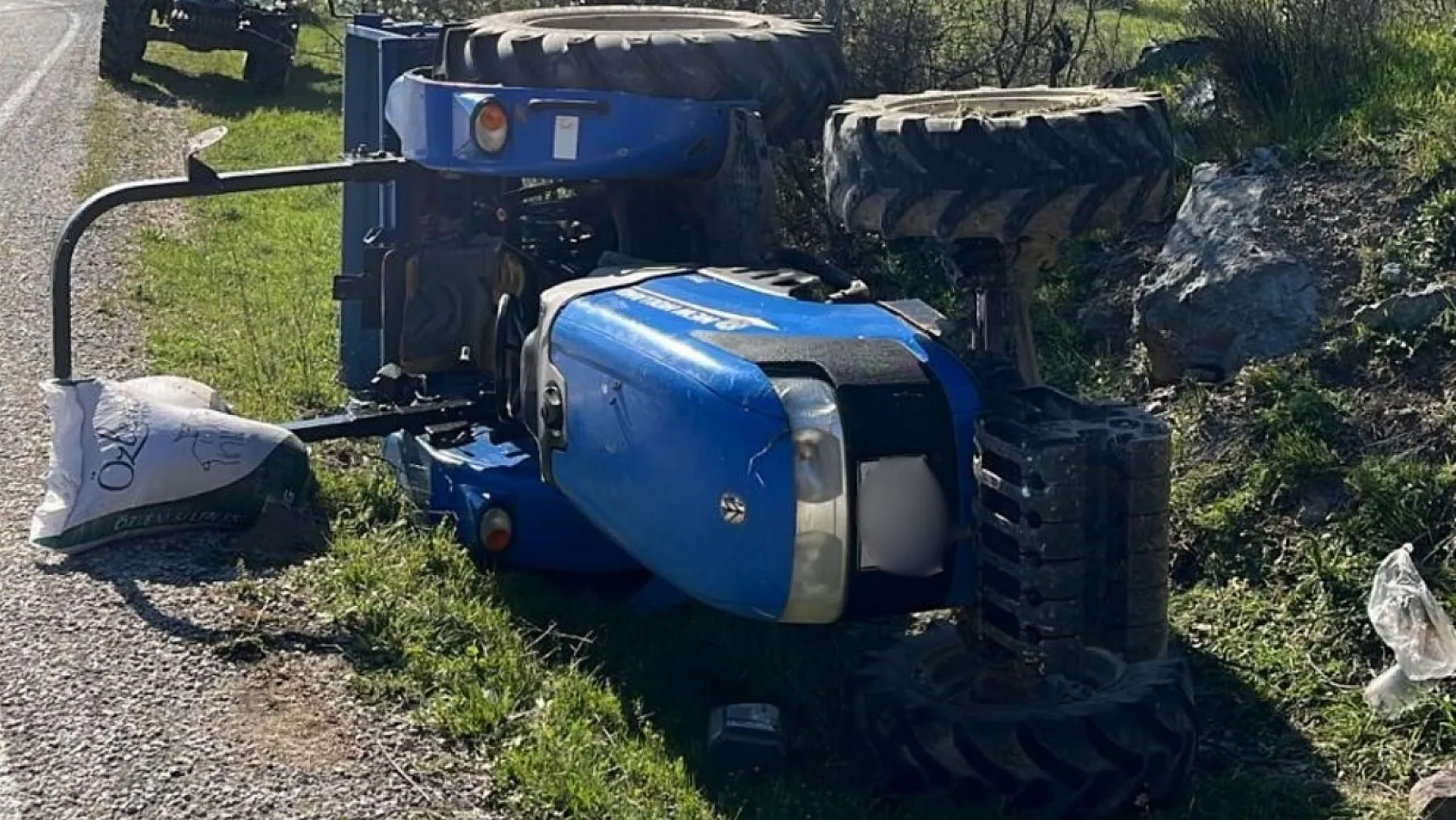 Trafik kazasında traktör devrildi: 1 ölü
