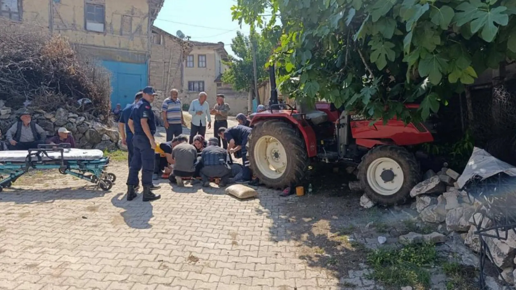 Traktörden düşen sürücü hayatını kaybetti