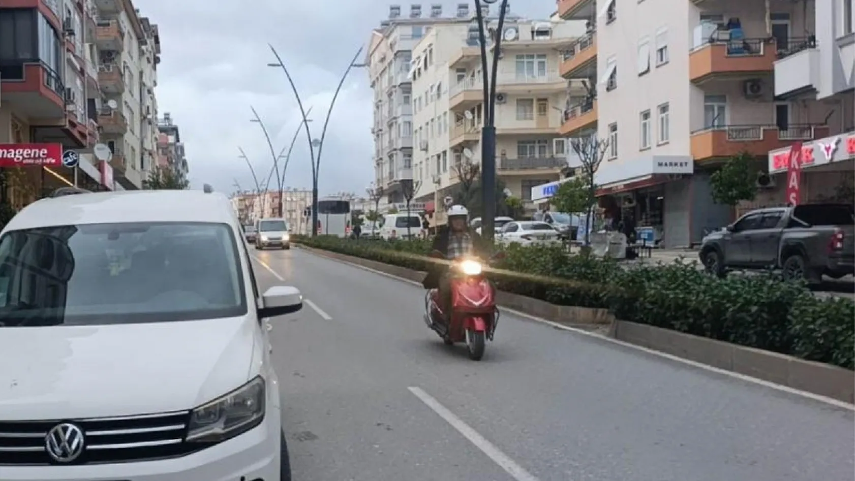 Yayalara yol veren motosiklete otomobil çarptı: 1 yaralı