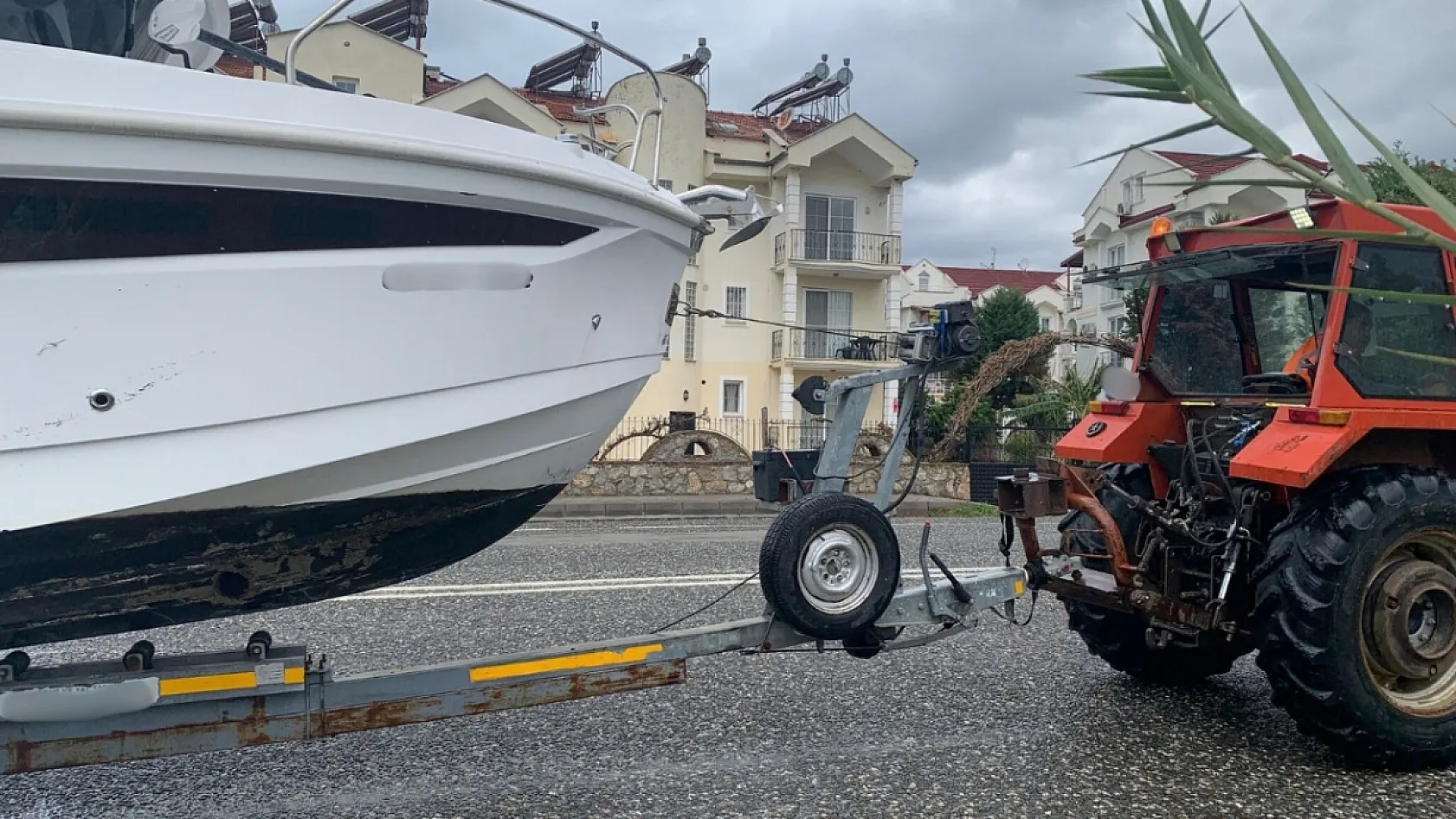 Fethiye'de Yağmur Altında Karayolunda Taşınan Tekne Trafik Güvenliğini Gündeme Getirdi