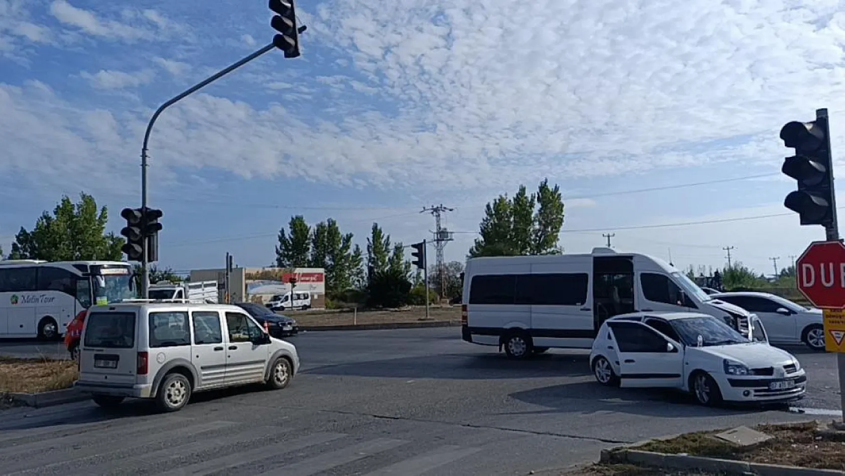 Tur minibüsü ile otomobil çarpıştı: 2 yaralı