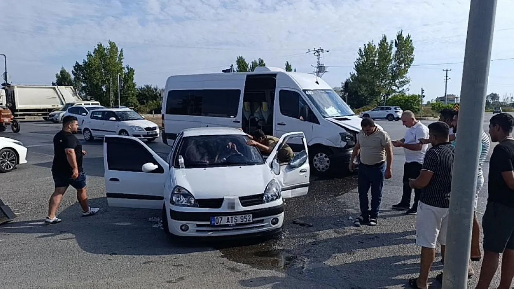 Tur minibüsü ile otomobil çarpıştı: 2 yaralı