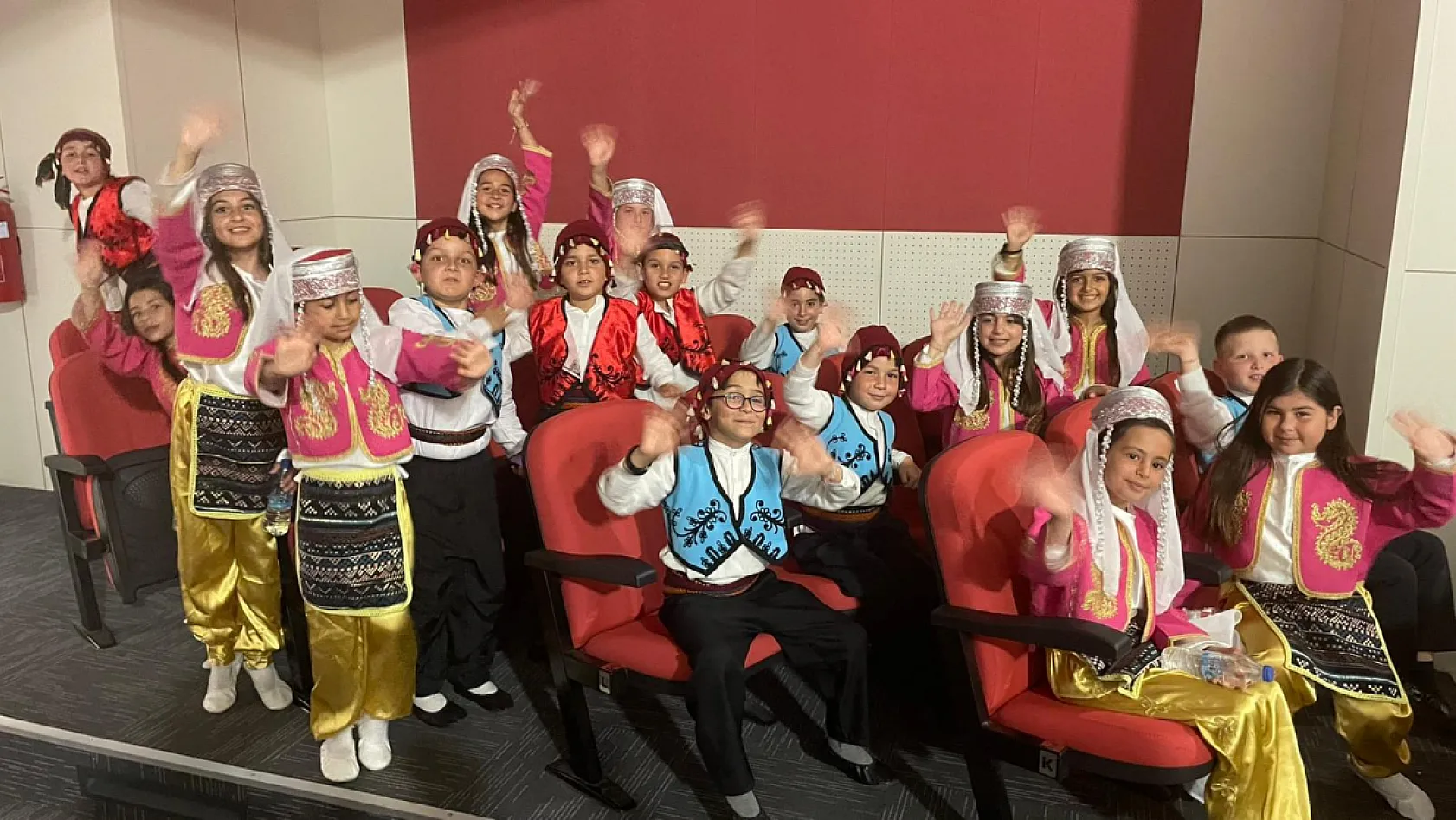 Uluslararası Halk Oyunları Festivali Fethiye'de büyüledi: Dünya kültürleri aynı sahnede
