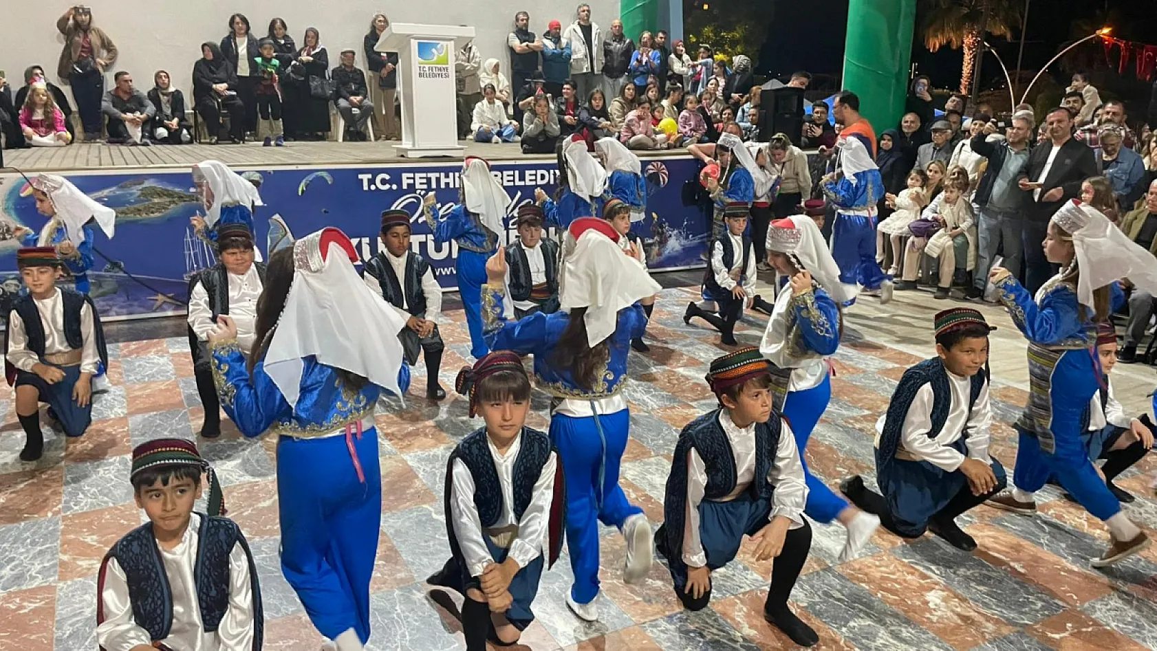 Uluslararası Halk Oyunları Festivali Fethiye'de büyüledi: Dünya kültürleri aynı sahnede