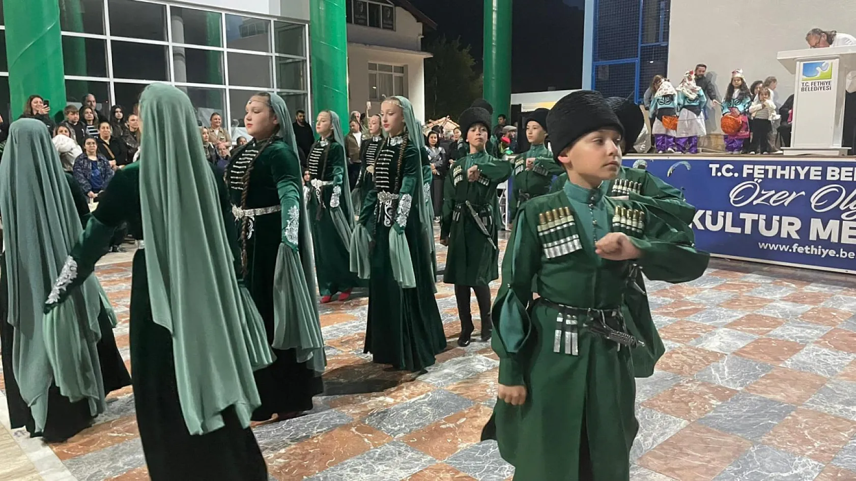 Uluslararası Halk Oyunları Festivali Fethiye'de büyüledi: Dünya kültürleri aynı sahnede