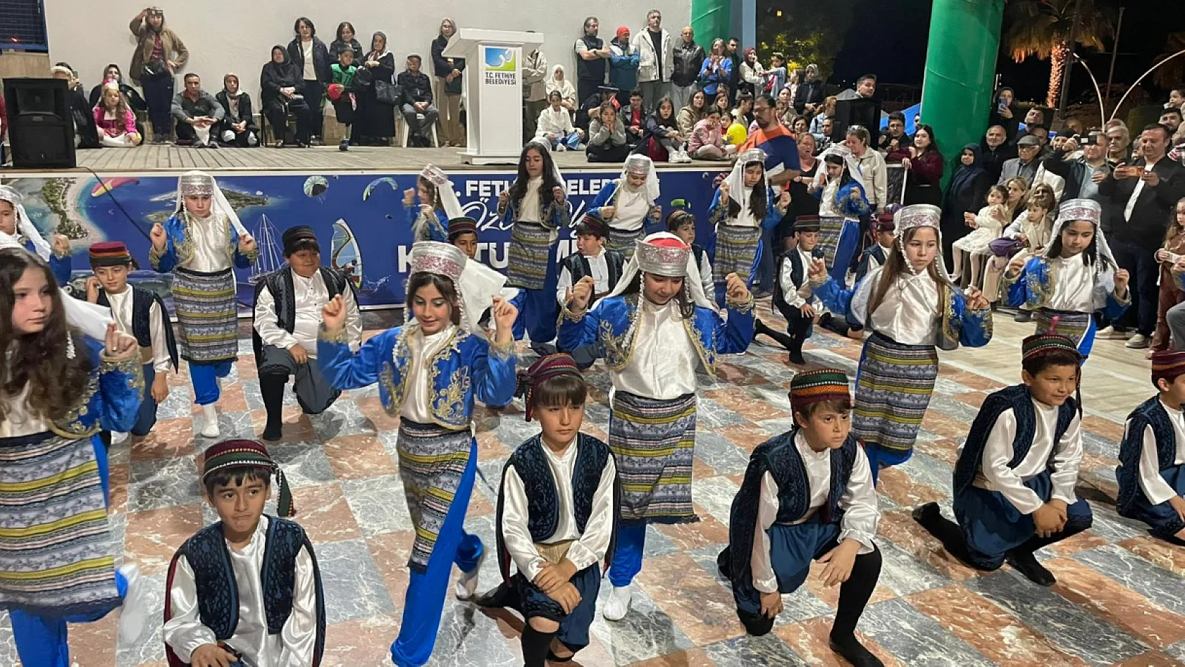 Uluslararası Halk Oyunları Festivali Fethiye'de büyüledi: Dünya kültürleri aynı sahnede