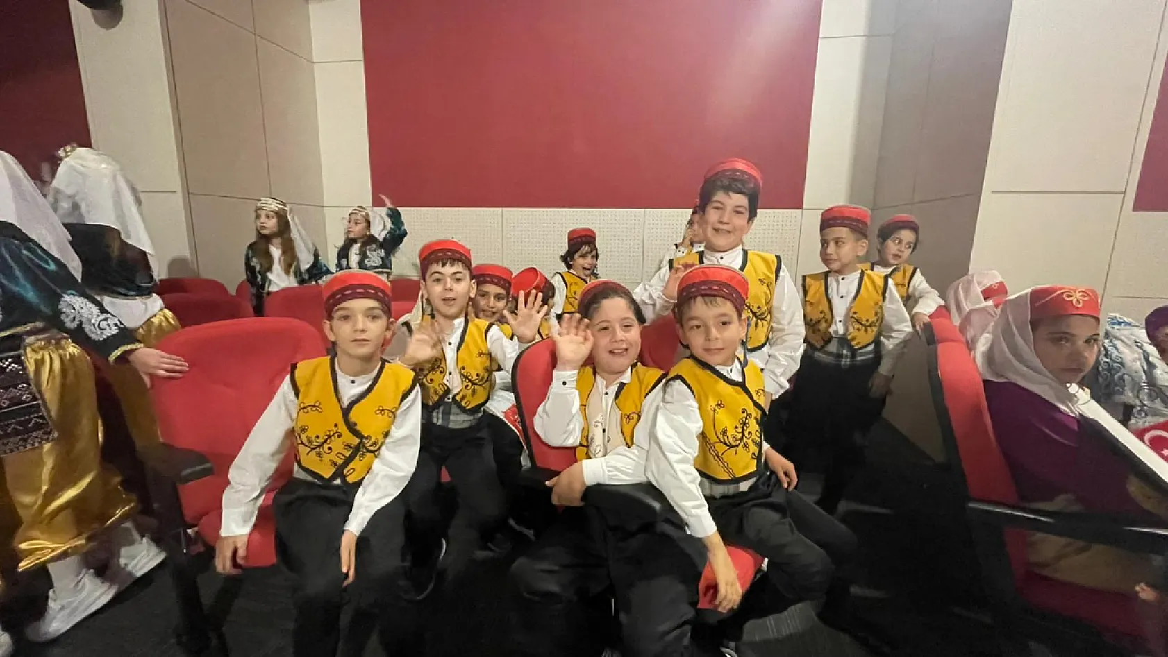 Uluslararası Halk Oyunları Festivali Fethiye'de büyüledi: Dünya kültürleri aynı sahnede