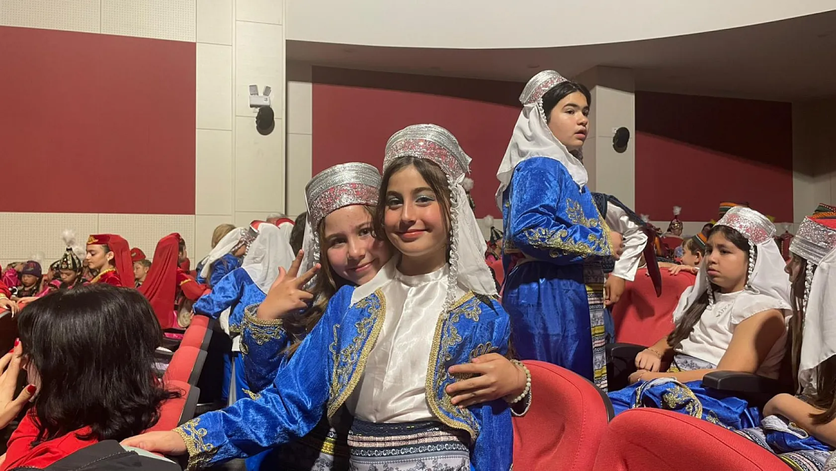 Uluslararası Halk Oyunları Festivali Fethiye'de büyüledi: Dünya kültürleri aynı sahnede