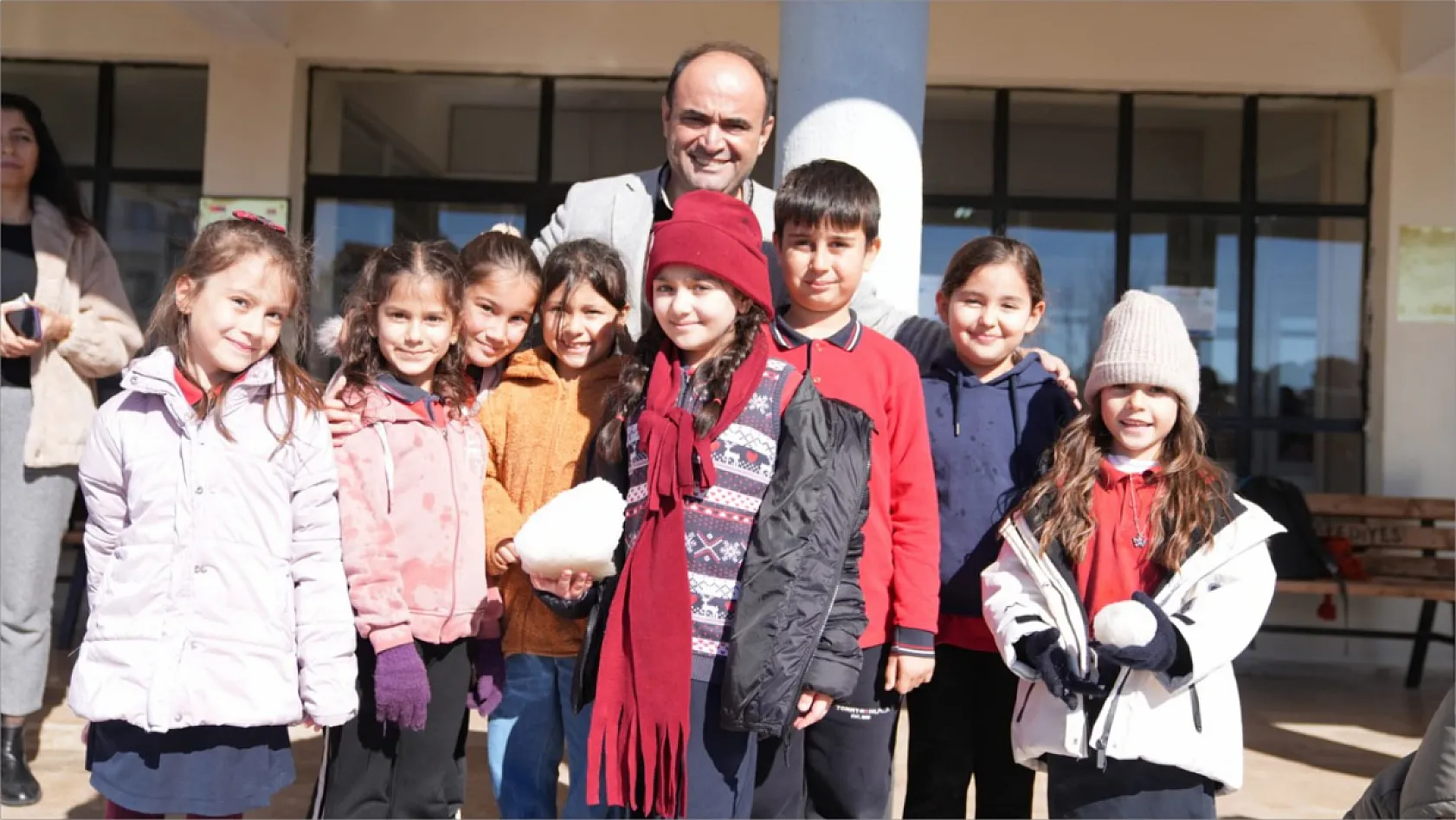 Mesut Emir'in Mesajı Karşılık Buldu: Okul Bahçesine Kar Getirildi