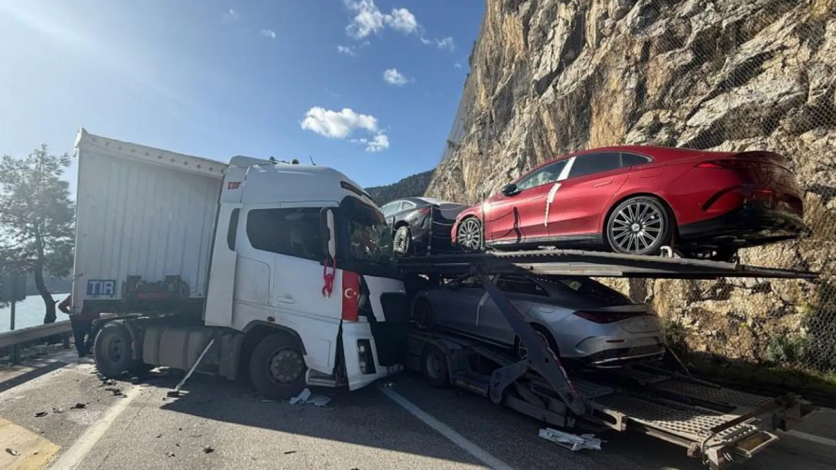 Isparta–Antalya yolunda feci kaza: 1'i ağır 2 yaralı