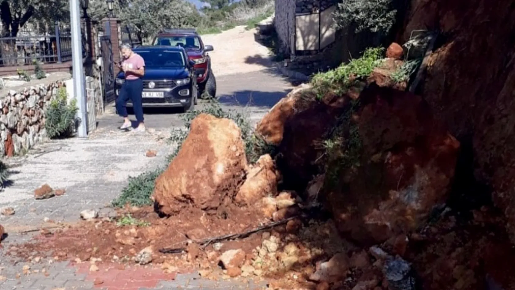 Fethiye'de yağış sonrası yollara düşen kaya ve topraklar için ekipler sahada